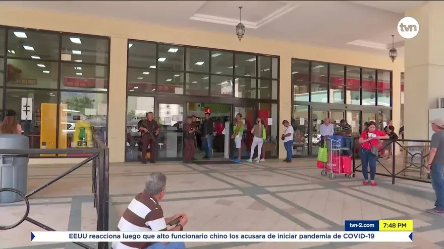 Largas filas son por control de acceso a supermercados