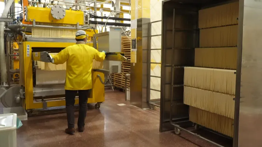 Algunas fábricas reabren en Italia, niños vuelven a clases en Noruega