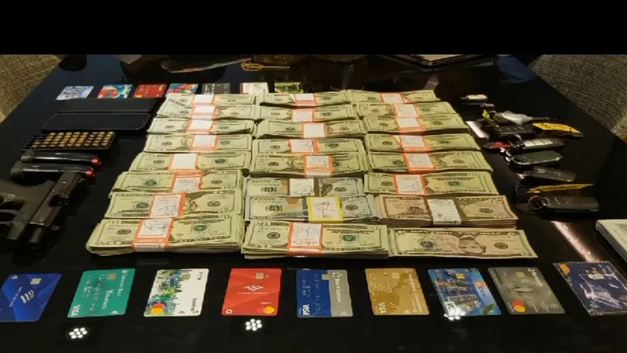 Detienen a 2 personas por fraude con tarjetas de crédito