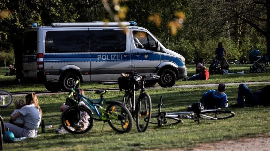 Un coche de policía patrulla por el parque Treptower de Berlín.
