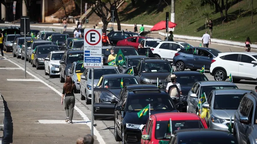 Personas participan en una caravana a favor a la operación Lava Jato hoy, en Sao Paulo (Brasil).