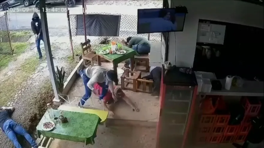 Hombres armados hurtan en restaurante de la 24 de diciembre; Policía detiene a uno de los vinculados.