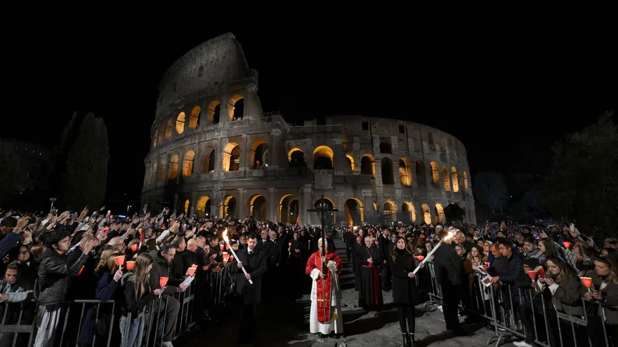 El papa León XIV realiza viacrucis cargando la cruz