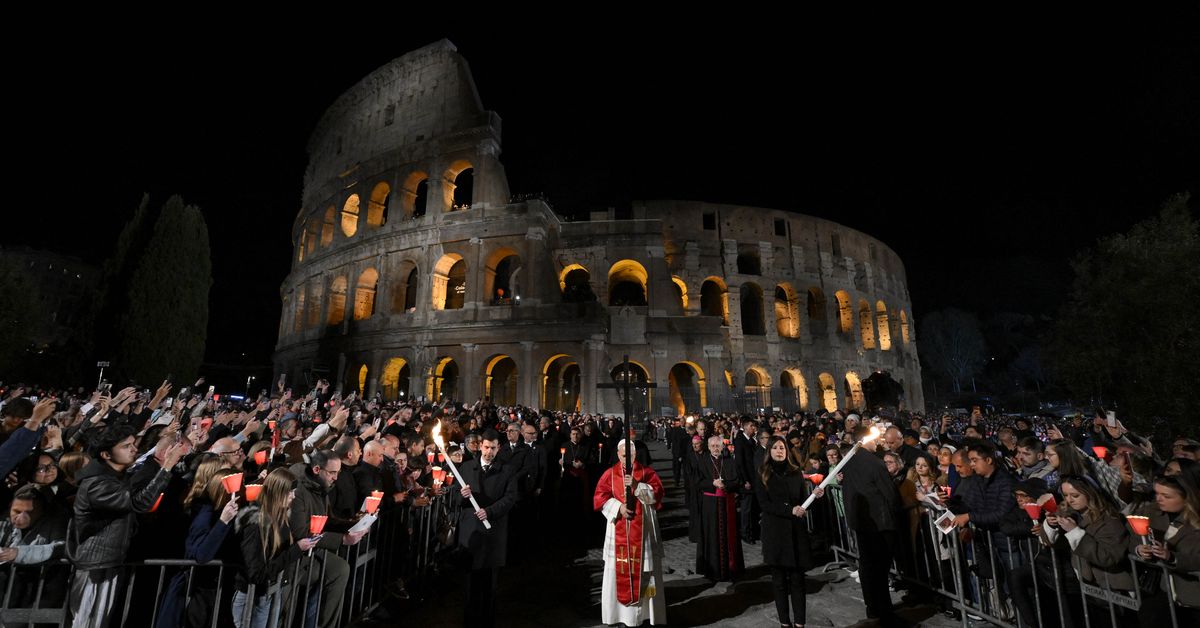 Primer viacrucis del papa León XIV en el Coliseo, en tiempos de guerra