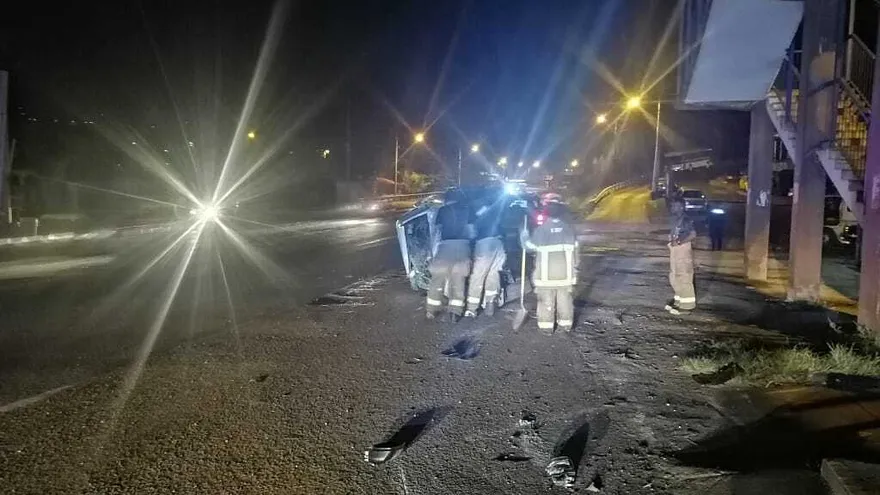 Un herido por vuelco de vehículo en Colón