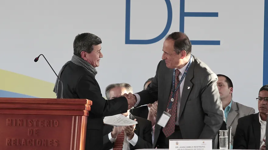 El Gobierno de Colombia con su jefe negociador, Juan Camilo Restrepo (d), y la guerrilla del Ejército Nacional de Liberación (ELN), con si jefe negociador Pablo Beltran (i)