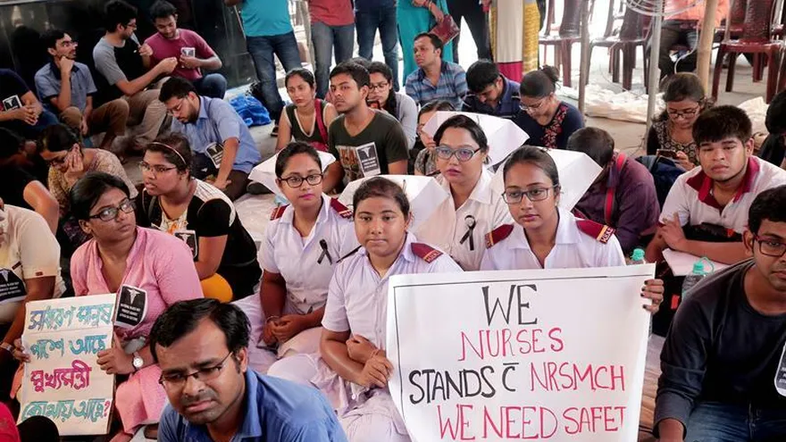 Decenas de miembros del personal médico de Kolkata protestan contra la desprotección en los hospitales, este viernes en Kolkata (India).