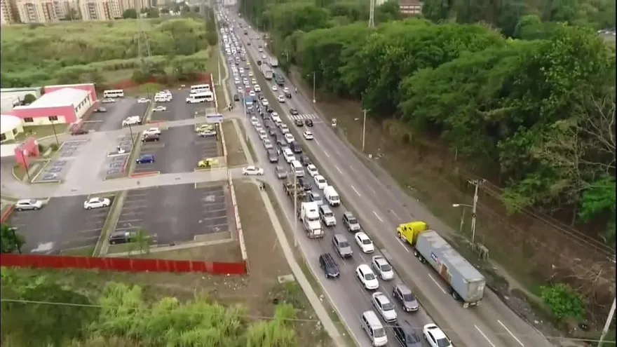 Dos articulados se accidentan en la vía Centenario y trancan la salida y entrada a la ciudad