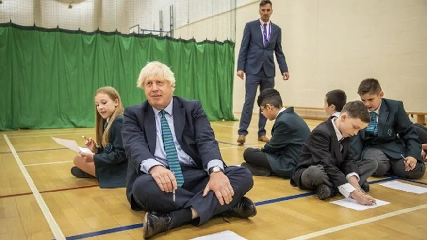 El primer ministro británico, Boris Johnson en una escuela en el Reino Unido
