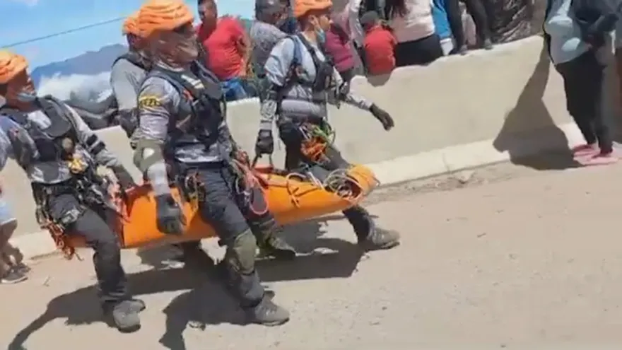 Tragedia | Bus volcó por un barranco de más de 50 metros dejando al menos 10 muertos