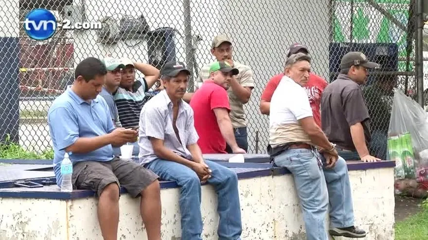 Camioneros molestos a las afueras del puerto de Balboa