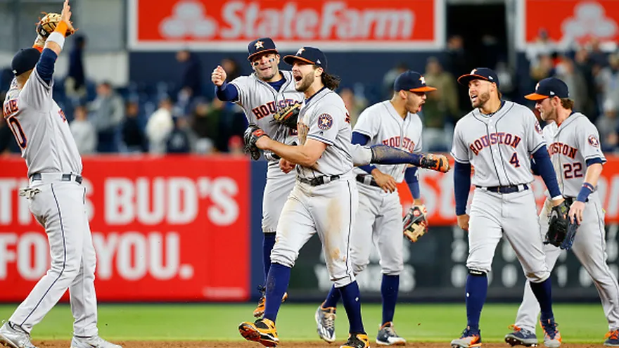Jugadores de los Astros celebran el triunfo obtenido ante los Yanquis