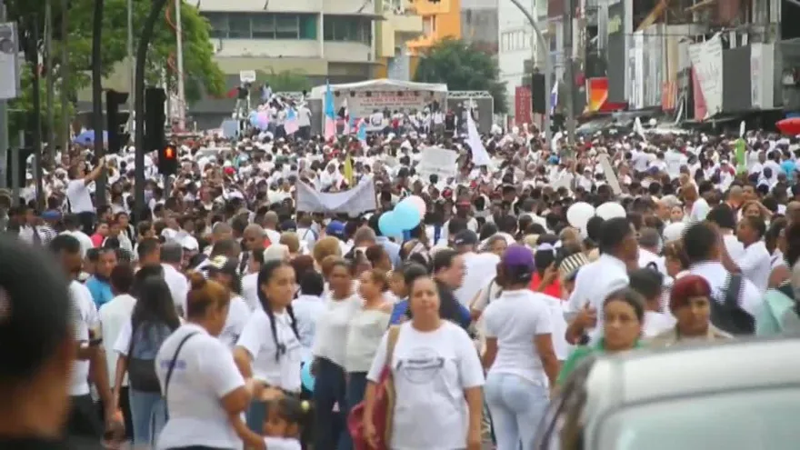 Miles de personas marcharon en defensa de la familia tradicional en Panamá