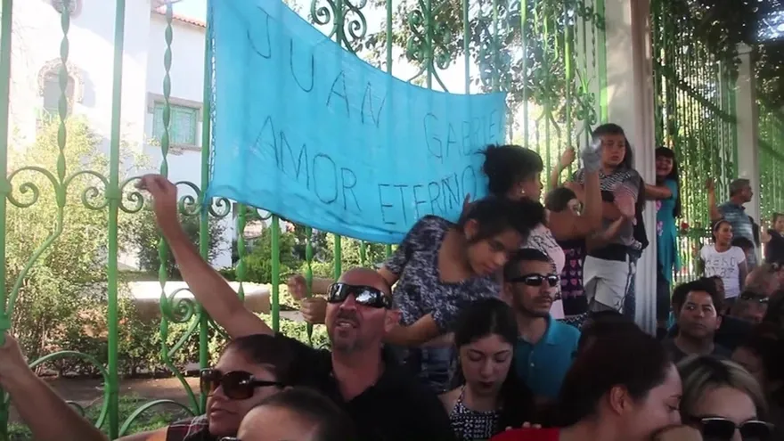 Mexicanos de luto por el cantautor Juan Gabriel