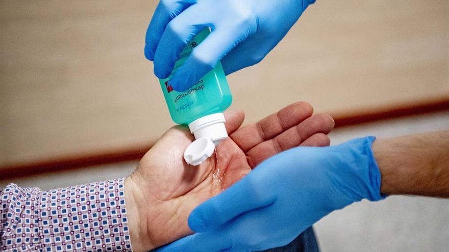 Uso de gel antibacterial como medida de prevención contra el coronavirus