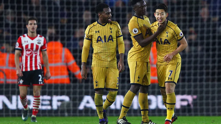 Jugadores del Tottenham celebran durante el juego ante el Southampton