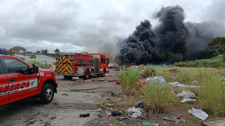 Bomberos atienden incendio de gran magnitud en antigua lechería.