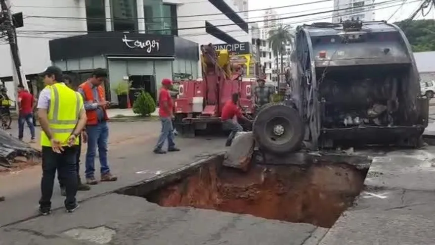 Autoridades trabajan en sacar camión enterrado en El Cangrejo