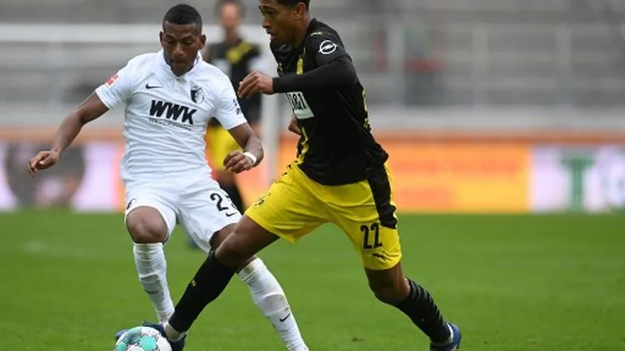 Augsburgo vence 2-0 a Borussia Dortmund y es líder provisional