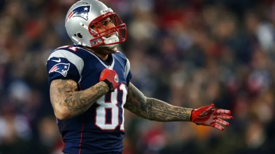 Policía vuelve a revisar casa de Aaron Hernández