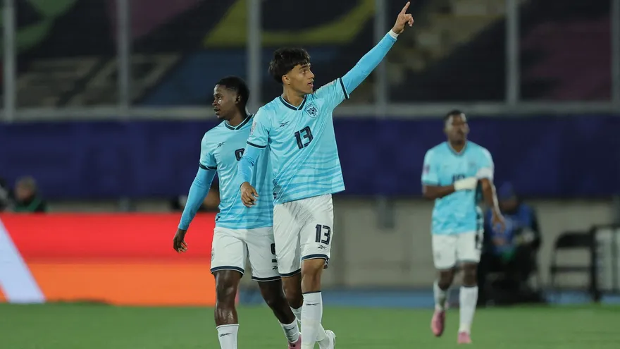 Martín Krug (13) y Gustavo Herrera (9), jugadores de la Selección Sub-20 de Panamá