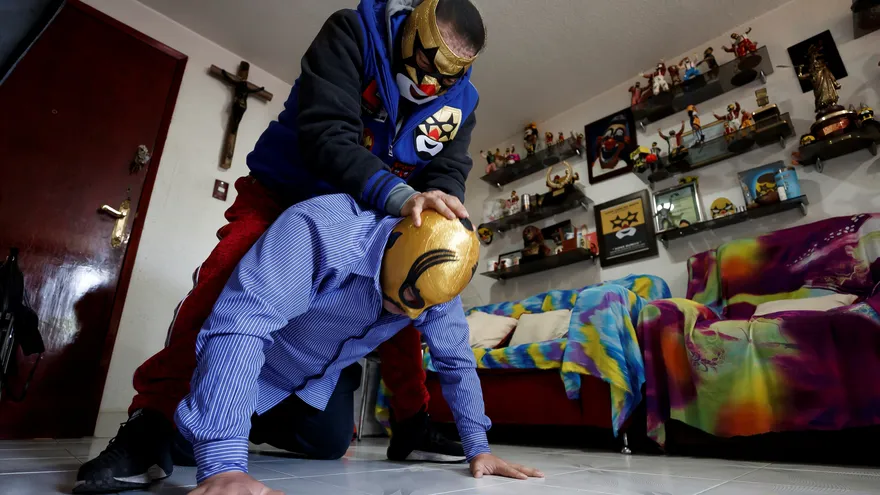 Luchadores "combaten" el tedio de la pandemia con ejercicios en casa