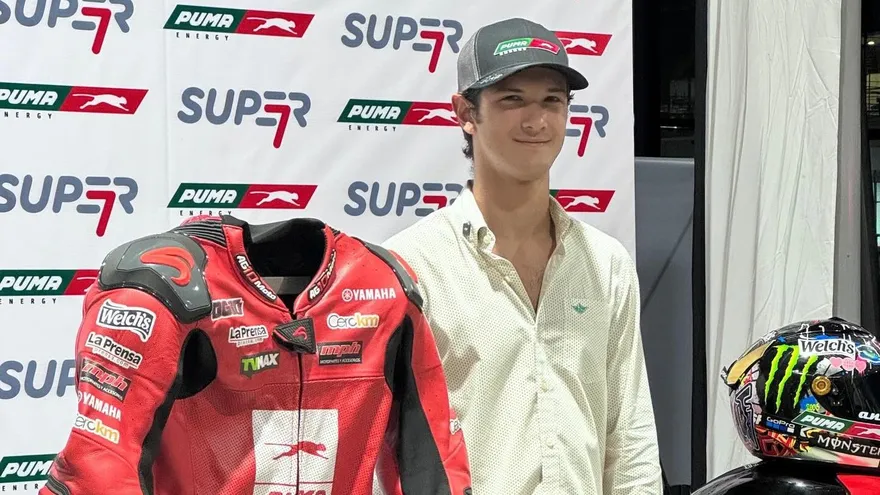 Daniel Gillette posa junto a su nuevo traje de competencias