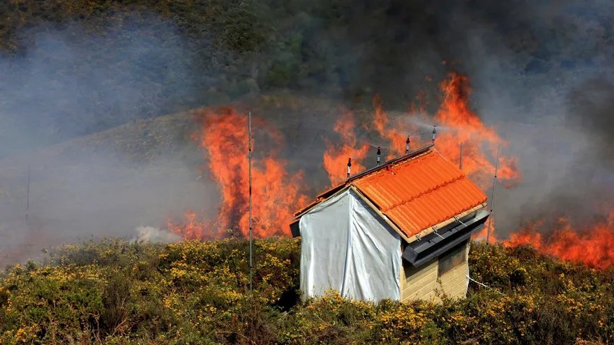 En la imagen, uno de los ensayos en la Sierra de Lousa (Portugal) para probar la tela sintética que han inventado un grupo de portugueses de la Universidad de Coimbra