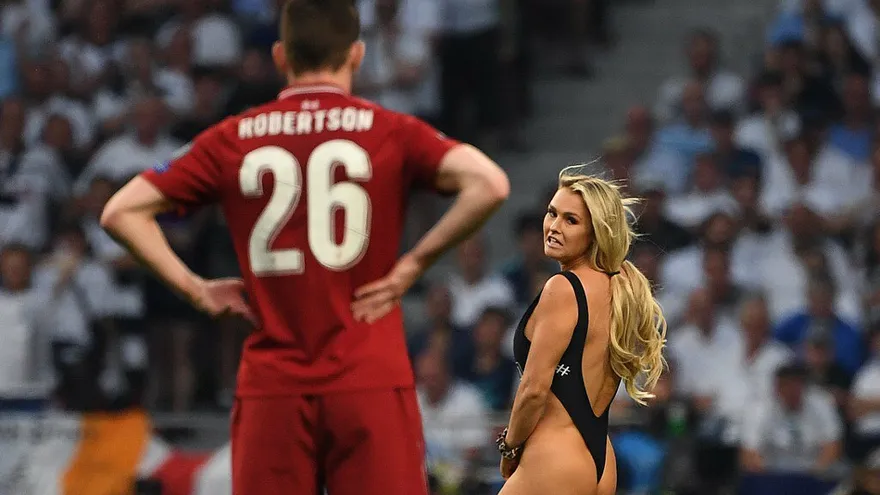 Jugadores del Liverpool querían ligar con Kinsey Wolanski