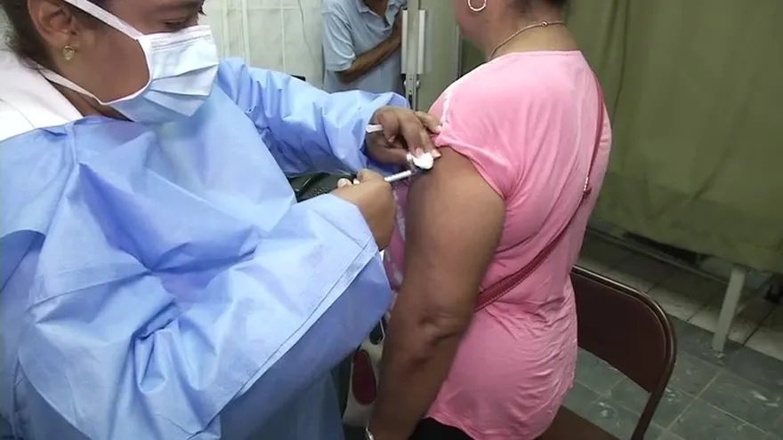 Enfermeras y técnicos trabajan sin descanso