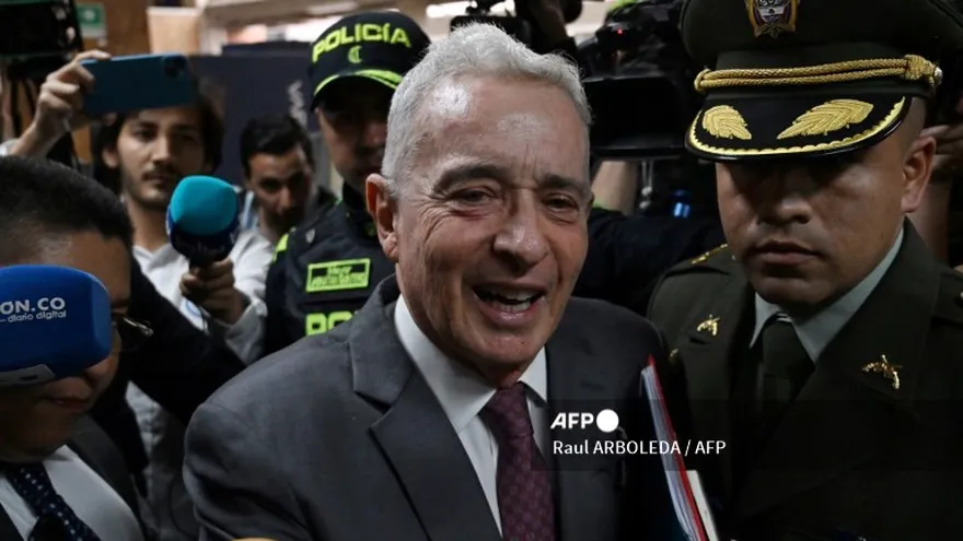 Justicia de Colombia revoca condena contra expresidente Álvaro Uribe por soborno y fraude procesal