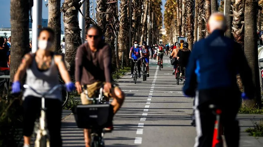 Varios ciudadanos dan un paseo en bicicleta por el Paseo Marítimo de Barcelona, este sábado 2 de mayo.