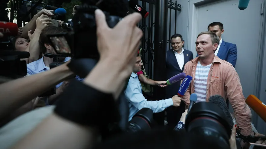 El reportero del diario digital Meduza Iván Golunov (d) atiende a los medios tras ser puesto en liberad sin cargos por el Gobierno ruso, este martes en Moscú (Rusia)