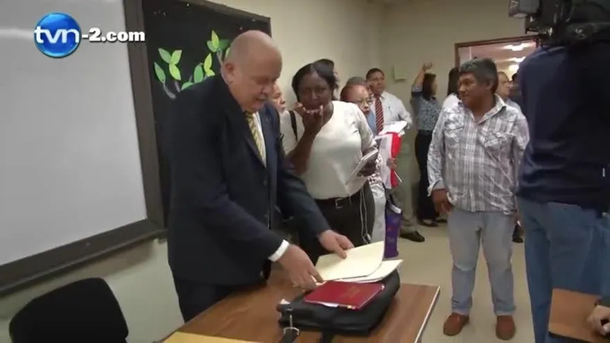 Bernal entró a dar su clase