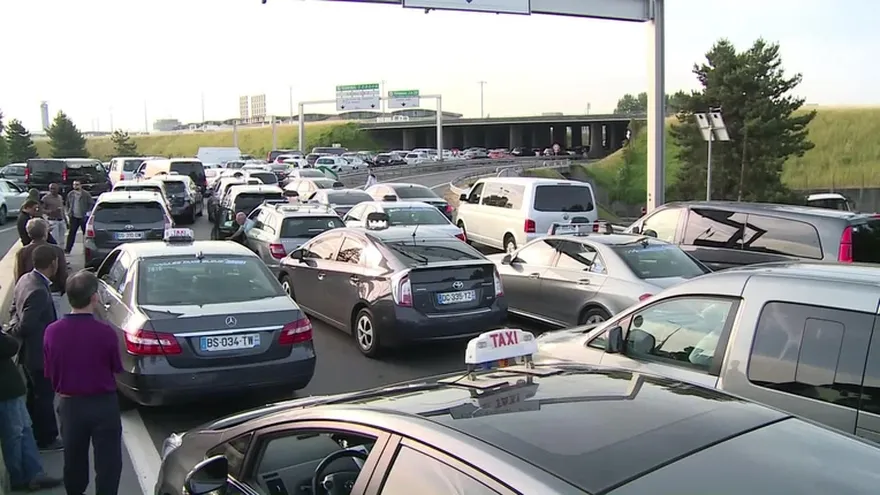 Taxistas franceses protestan por UberPOP