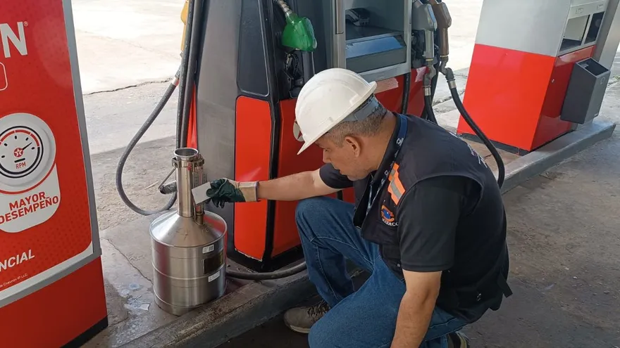 Personal de Acodeco verificando estaciones de combustible