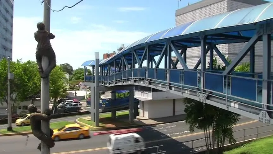 Puentes peatonales abandonados