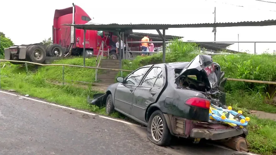 Camión articulado arrolla a un auto sedán en Las Cumbres