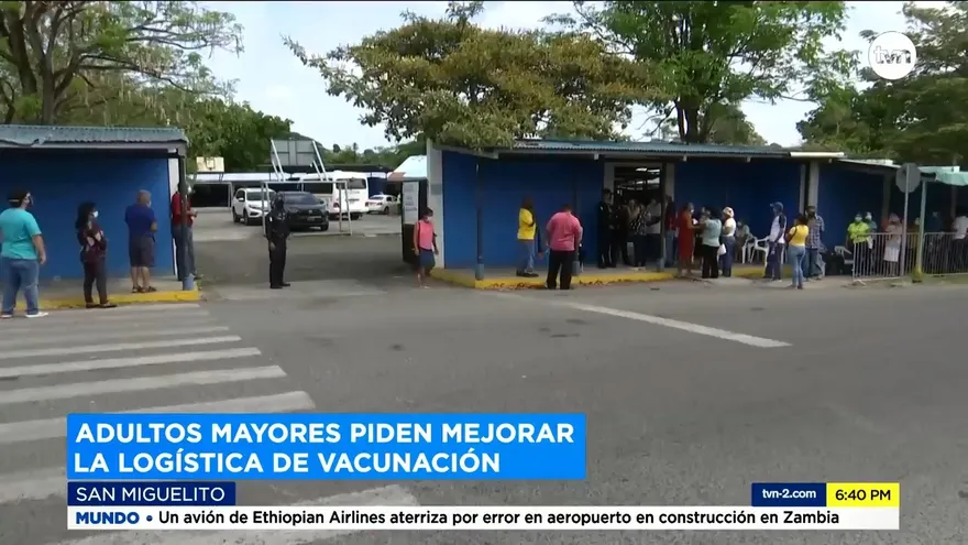 Filas extensas y poco distanciamiento en algunos centros de vacunación