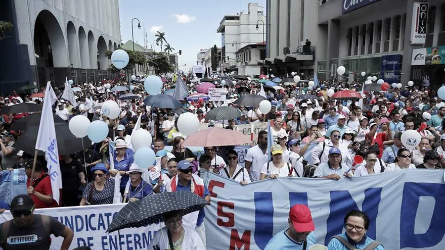 Los empleados de los hospitales estatales se mantienen en huelga desde el lunes en protesta por disposiciones contenidas en una reforma fiscal aprobada el año pasado.