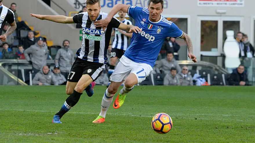 Silvan Widmer (i) lucha por el balón contra Mario Mandzukic (d)