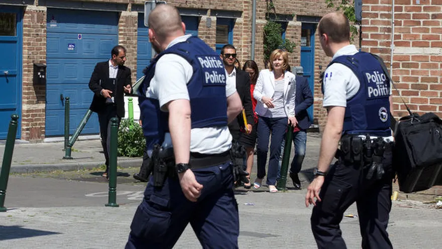 Acordonan un barrio en Bruselas, Bélgica tras hallazgo de bombonas de gas en un vehículo.