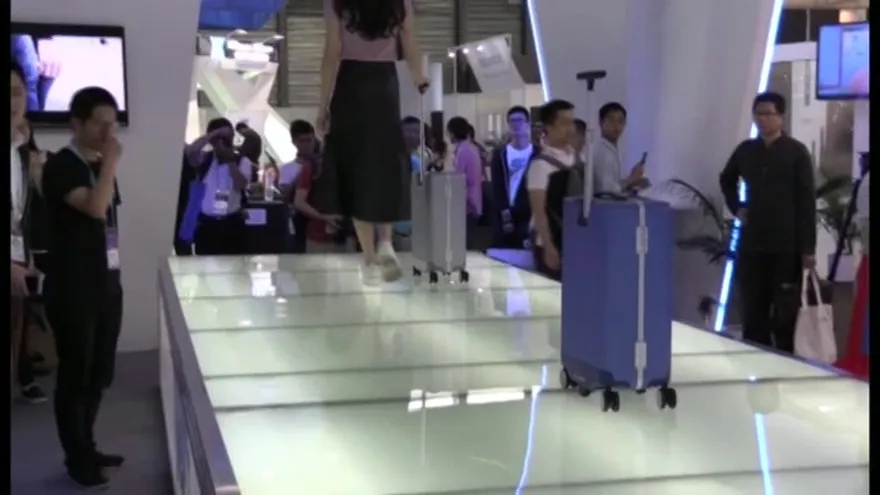 Maletas autonómicas y coches inteligentes en feria electrónica