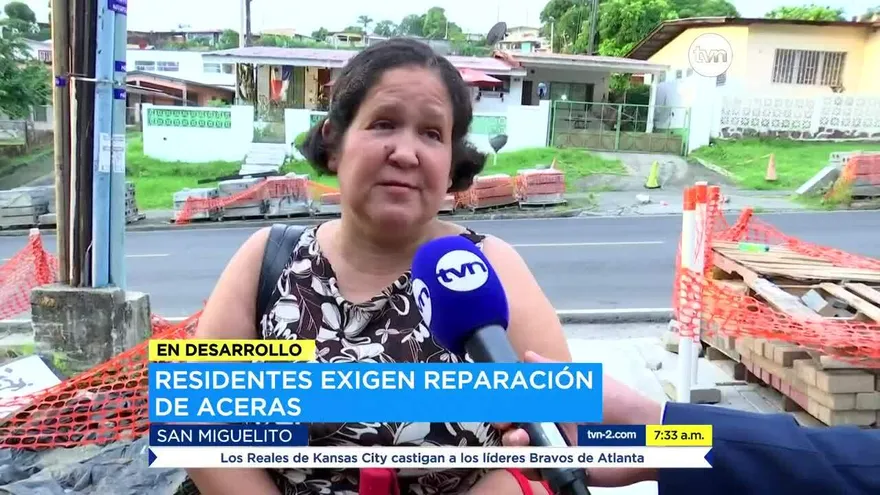 Transeúntes corren peligro por falta de aceras en San Miguelito