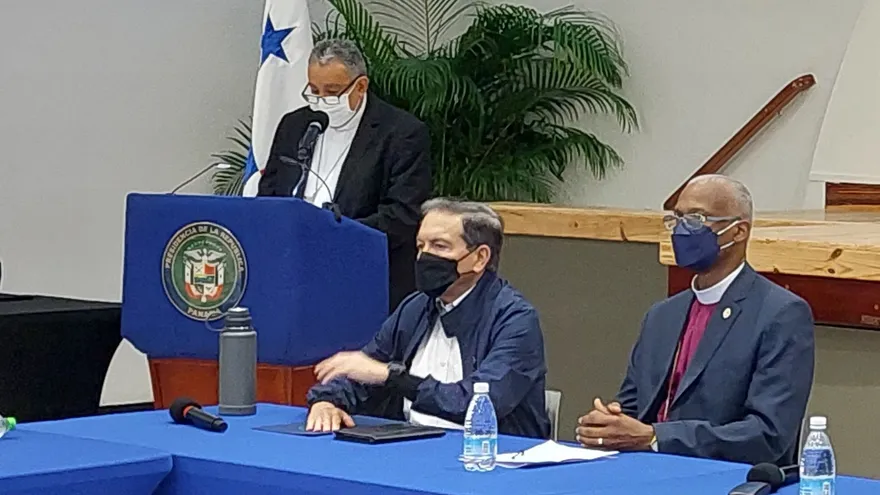 Mesa del diálogo con la presencia del Presidente Cortizo.