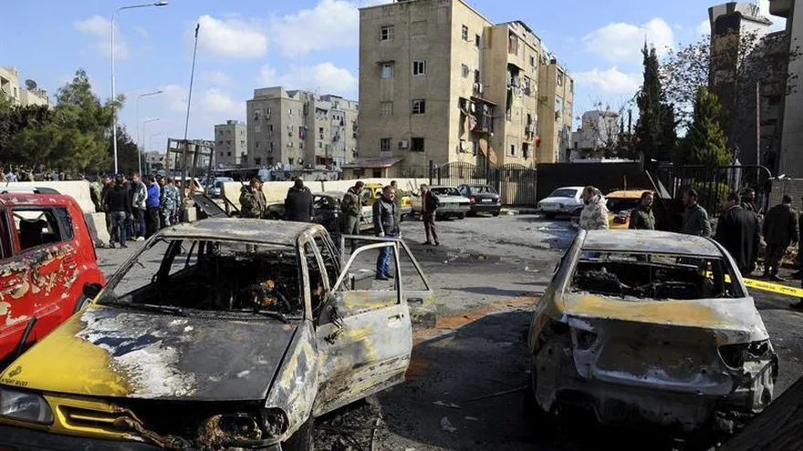 Fotografía facilitada por la agencia de información siria (SANA) que muestra a agentes de Policía inspeccionando el lugar donde fue perpetrado un atentado en el distrito de Masaken Barza en Damasco, Siria, el 9 de febrero de 2016.