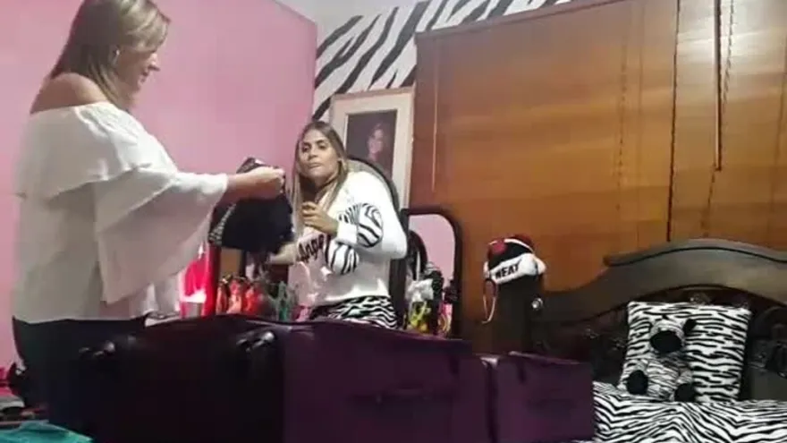 Katherine empacando para el viaje.