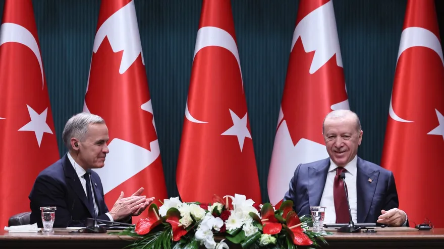 Turkish President Recep Tayyip Erdogan (R) and Canadian Prime Minister Mark Carney (L)