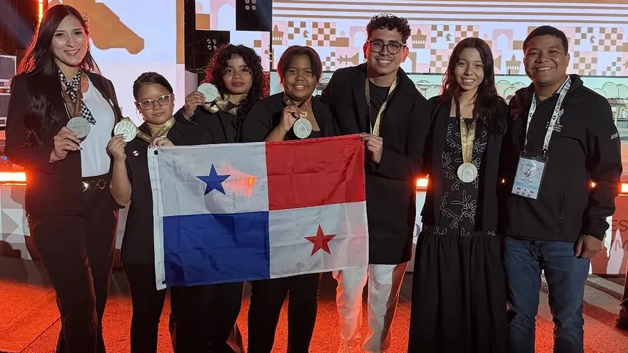 Ashley Castillo, Layla Caicedo, Mariana Lobo, María Carrillo y Keytleen Chavarría integran el equipo femenino de Panamá en Olimpiada FIDE de Ajedrez 2026