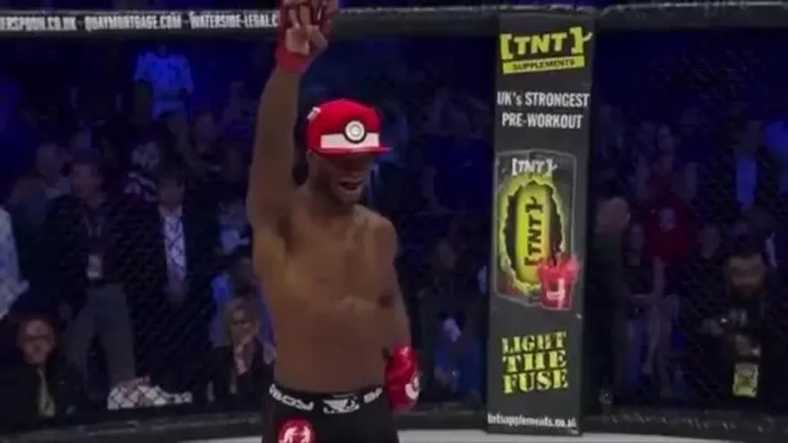 Noquea al rival y lo caza con una "Poké Ball"